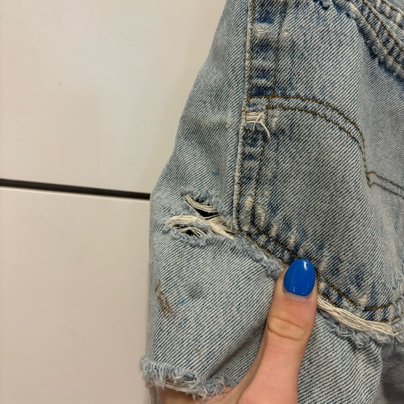 VINTAGE Levi’s Distressed Shredded Denim Shorts - Picture 6 of 12